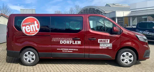 Roter Renault Trafic Kleinbus mit „rent Hemau"-Beschriftung für Gruppenfahrten